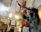 В Грузии Патриарх крестил более тысячи детей