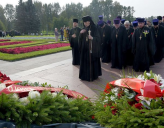 ДЕЛЕГАЦИЯ  ВОЗЛОЖИЛА ВЕНОК НА ПИСКАРЕВСКОМ КЛАДБИЩЕ