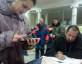 Священники и добровольцы доставляют гумпомощь