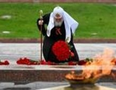 СВЯТЕЙШИЙ ПАТРИАРХ КИРИЛЛ ВОЗЛОЖИЛ ЦВЕТЫ К МОНУМЕНТУ ПОБЕДЫ