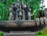 В ТЮМЕНИ УСТАНОВЛЕН ПАМЯТНИК ЦАРСКОЙ СЕМЬЕ