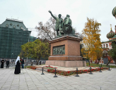 В ДЕНЬ НАРОДНОГО ЕДИНСТВА ПРЕДСТОЯТЕЛЬ РУССКОЙ ЦЕРКВИ ВОЗЛОЖИЛ ЦВЕТЫ