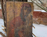 В селе на Черниговщине в стенах сгоревшей больницы нашли древние иконы