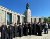 В 77-Ю ГОДОВЩИНУ ВЕЛИКОЙ ПОБЕДЫ В БЕРЛИНЕ СОВЕРШЕНО ПОМИНОВЕНИЕ