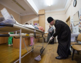 Митрополит Марк вымыл пол в Рязанской больнице